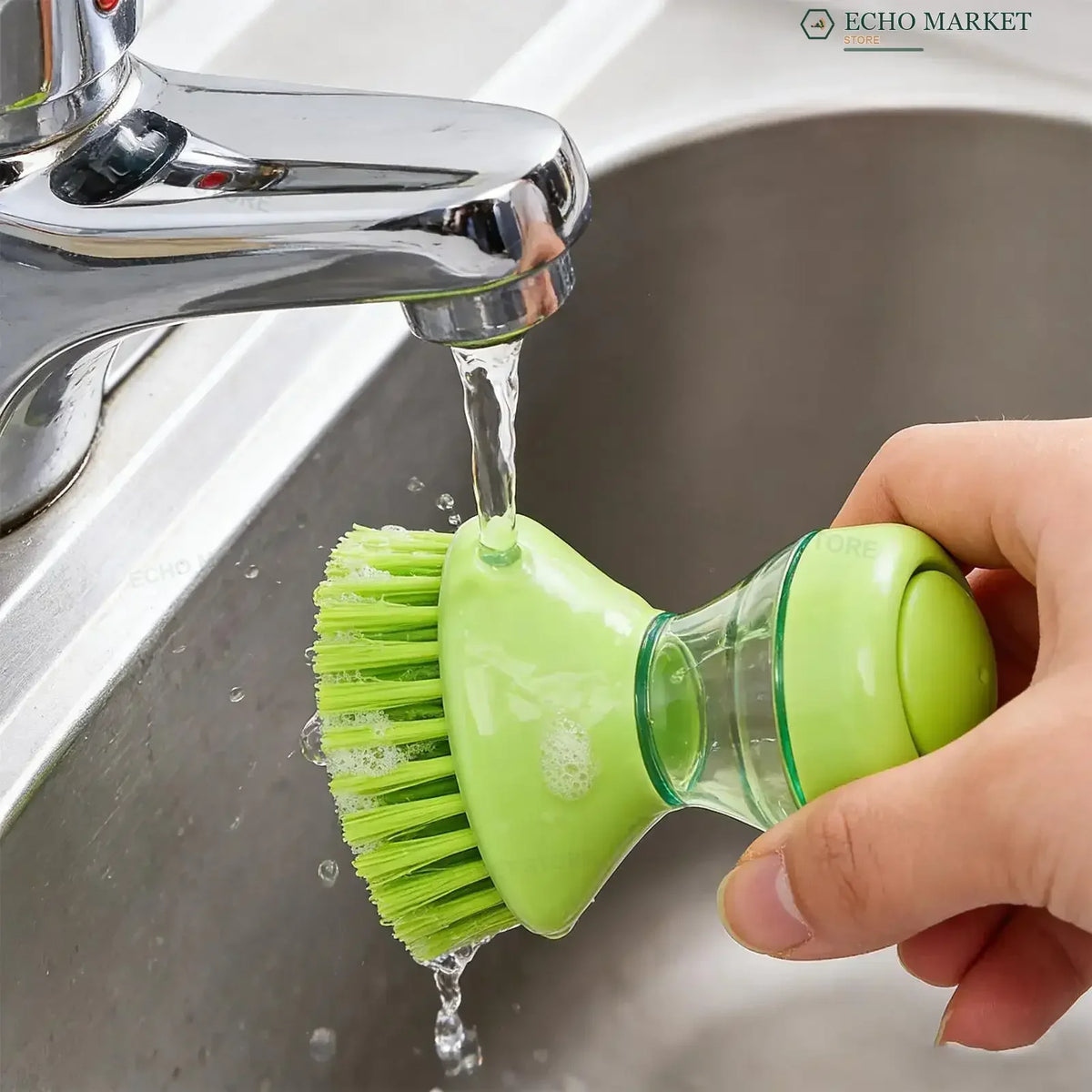 Spazzola per piatti con erogatore di sapone 2 in 1, dotata di spazzola integrata per la pulizia di pentole, padelle e lavelli, fornita con supporto da parete, strumento per la pulizia della cucina.
