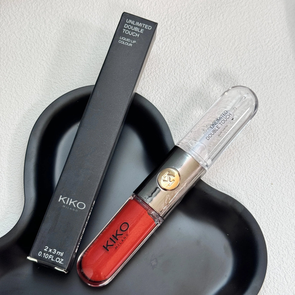 KIKO Milano: rossetto trasparente bicolore, a lunga tenuta, resistente alle sbavature, con un'elevata concentrazione di pigmenti e disponibile in finiture opache e lucide.
