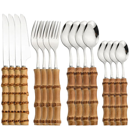 Set di posate da 16 pezzi in acciaio inossidabile con manico in bambù naturale, include forchette, cucchiai, coltelli e stoviglie.