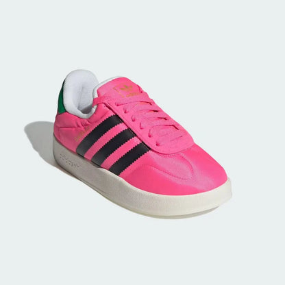 Sneakers Adidas Originals con suola spessa, in nylon rosa lucido e tacco a contrasto, scarpe casual con plateau, modello IE1433.