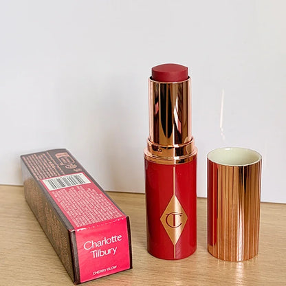Charlotte, lucidalabbra al gusto di frutta, blush in polvere colorata, stick, tubetto rosa e oro, rossetto facile da applicare, Tilbury Cosmetics.