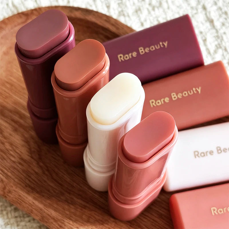 Balsamo per labbra multicolore in stick, blush liquido in polvere, linea di cosmetici Rare Beauty, Believe Happy Bliss, a lunga tenuta, facile da applicare, per un trucco impeccabile.