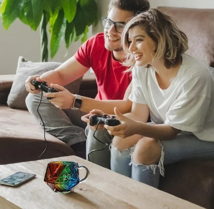 Tazza in vetro trasparente a forma di dado poliedrico con manico, ideale per serate di giochi di fantasia, un regalo originale per i giocatori.