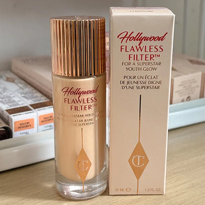 Charlotte, correttore, fondotinta liquido e cipria fissante, a lunga tenuta, controllo dell’oleosità, resistente all’acqua, facile da usare, Tilbury Cosmetics.