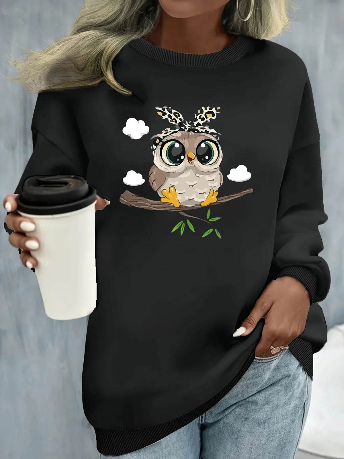 Maglione da donna, ideale per l’autunno e l’inverno, dal taglio ampio e confortevole, con stampa a motivi felini, scollo rotondo e maniche lunghe.