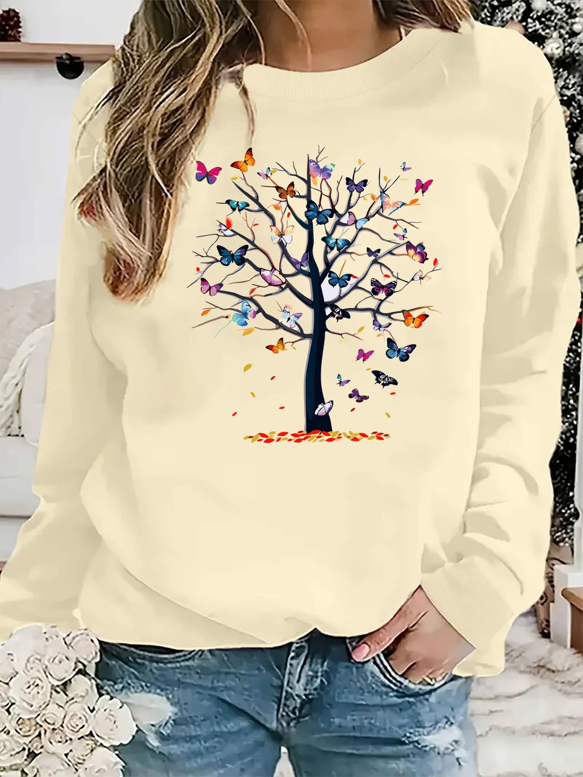 Maglione da donna, ideale per l’autunno e l’inverno, dal taglio ampio e confortevole, caldo, con stampa a motivi di farfalle e alberi, scollo rotondo e maniche lunghe.