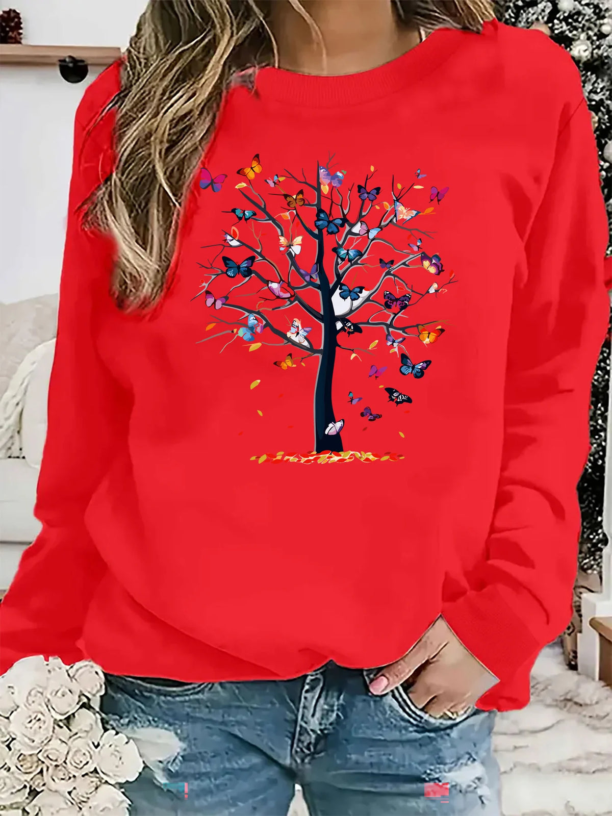 Maglione da donna, ideale per l’autunno e l’inverno, dal taglio ampio e confortevole, caldo, con stampa a motivi di farfalle e alberi, scollo rotondo e maniche lunghe.