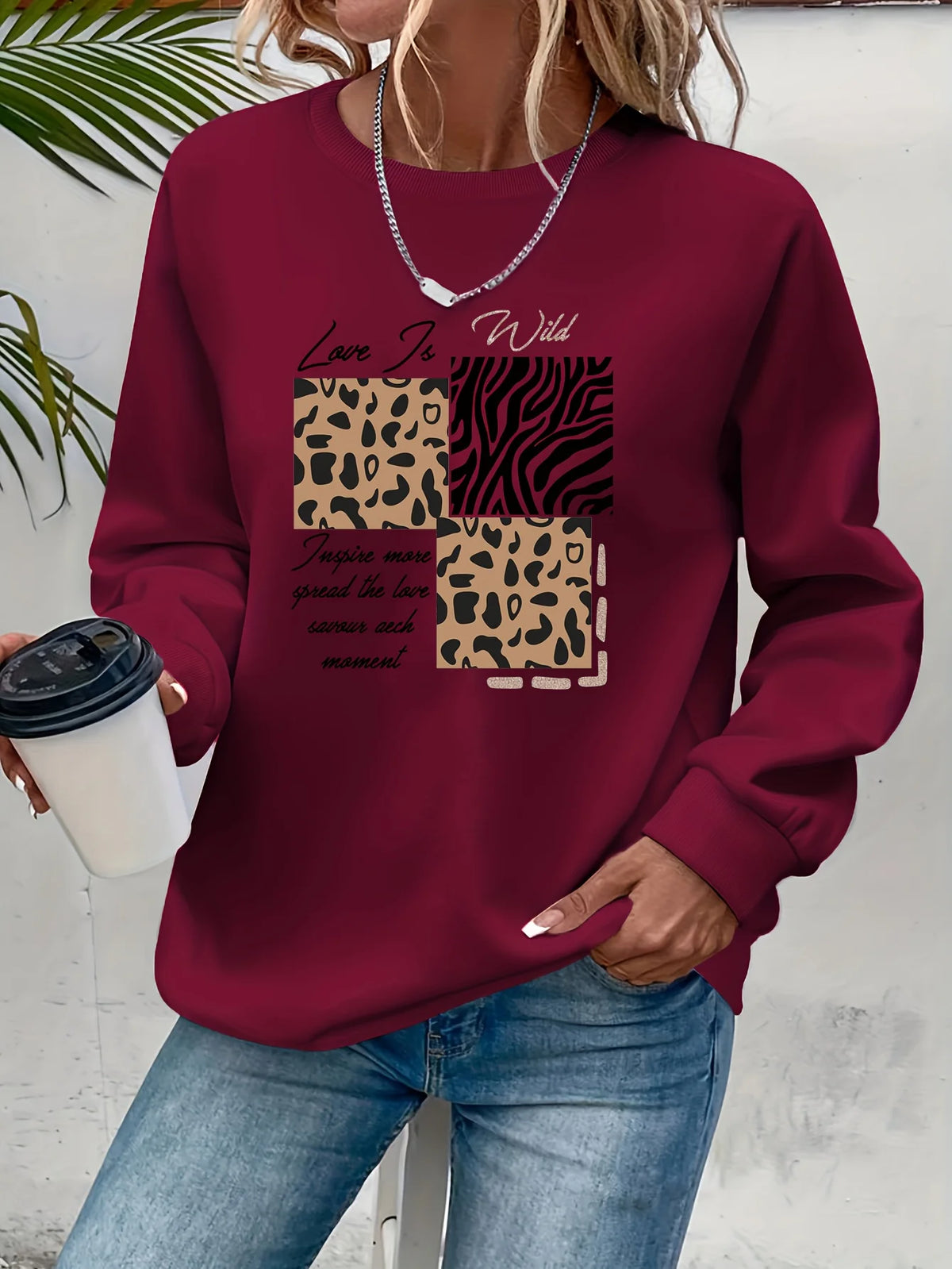 Maglione da donna, ideale per l’autunno e l’inverno, dal taglio ampio e confortevole, con stampa a motivi felini, scollo rotondo e maniche lunghe.