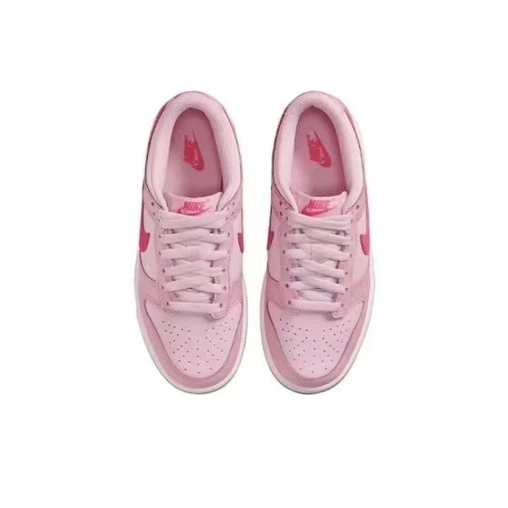 Sneakers Nike Low-Top, modello retro, casual, sportivo e alla moda, con colori a blocchi bianco, marrone e viola, e logo Flash Swoosh, IB5691-100.