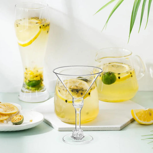 10 bicchieri da martini in plastica, trasparenti, eleganti e leggeri, perfetti per cocktail e bevande, ideali per banchetti e feste.