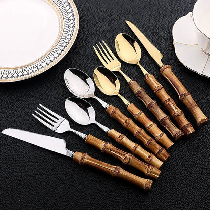 Set di posate da 16 pezzi in acciaio inossidabile con manico in bambù naturale, include forchette, cucchiai, coltelli e stoviglie.