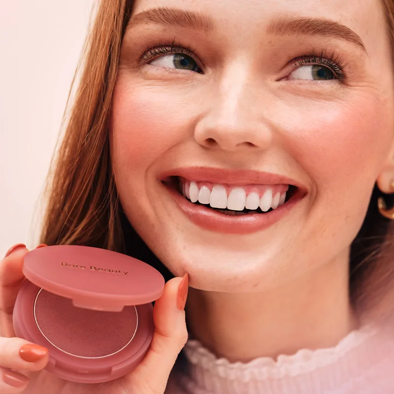 Rare Beauty Fard in Crema in Polvere Fine Rosa Opaco ad Alta Lucentezza, Lunga Durata, Illuminante per il Viso, con Glitter Integrato